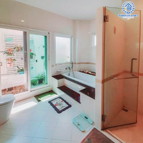 *****บ้านเดี่ยวมือสองย่านนนทบุรี ม.เพอร์เฟคมาสเตอร์พีช เซนจูรี่ รัตนาธิเบศร์ หลังมุม! เนื้อที่กว้างขวางแบบจัดเต็ม 138.7 ตร.ว. ฟังก์ชันจัดหนักถึง 4 ห้องนอน 4 ห้องน้ำ 4 ที่จอดรถ คฤหาสน์สไตล์โมเดิร์น บนทำเลติดถ.รัตนาธิเบศร์  ใกล้รถไฟฟ้าสายสีม่วง "สถานีไทรม้า" และทางด่วน "งามวงศ์วาน" จองด่วน!